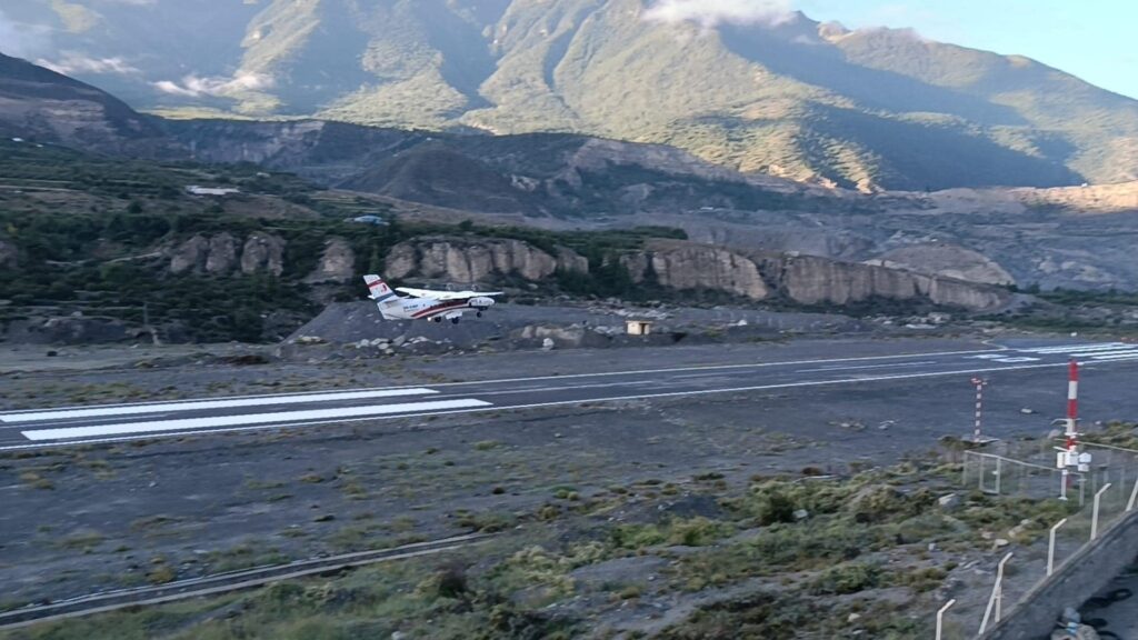 jomsom-airport-summit
